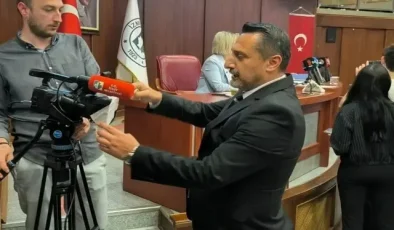 İzmit Belediye Meclisi’nde İmamoğlu’na bantlı gönderme