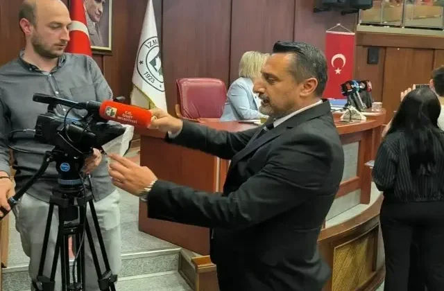 İzmit Belediye Meclisi’nde İmamoğlu’na bantlı gönderme