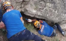 Kaçak kazı yaparken üzerine devrilen kayanın altında can verdi