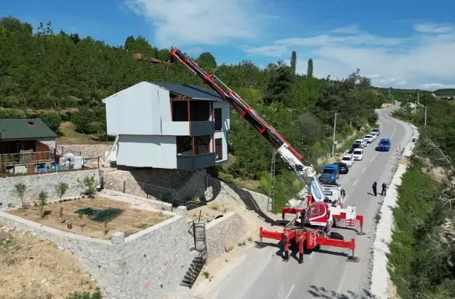 Kaçak villasını yıkımdan vinçle kaçırdı