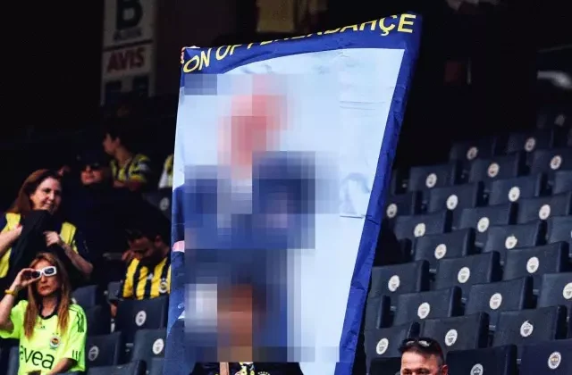 Kadıköy’de istifa sesleri! Açılan o pankart kaldırıldı