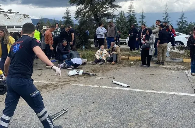 Karşı şeride geçip yan yattı! Isparta’da can pazarı: 15 kişi yaralandı