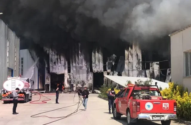 Kauçuk fabrikasında yangın, patlama sesleri duyuluyor