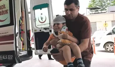 Kazada annesiyle yaralanan 2 yaşındaki çocuk oyuncağını bir an olsun bırakmadı