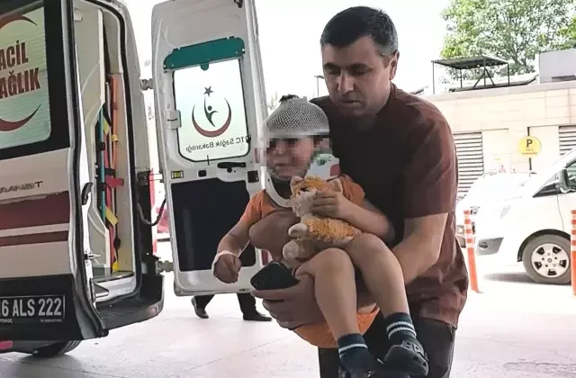 Kazada annesiyle yaralanan 2 yaşındaki çocuk oyuncağını bir an olsun bırakmadı