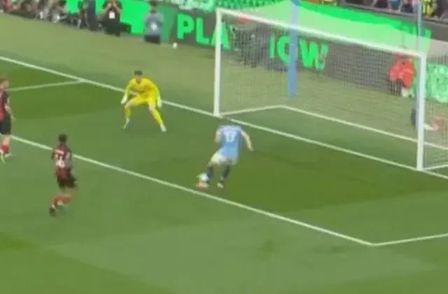 Kevin De Bruyne Etihad’daki son maçında inanılmaz bir gol kaçırdı