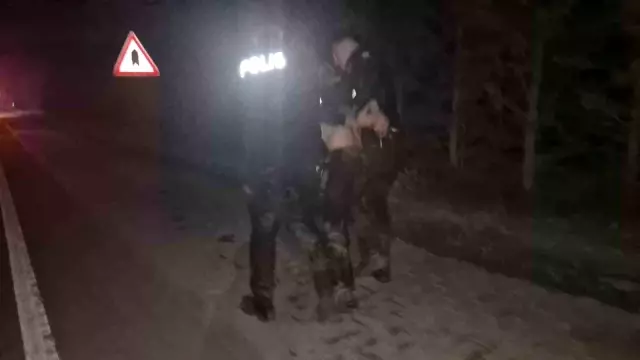 Kimlik kontrolünden kaçan şahıs, polislerle birlikte bataklığa düştü
