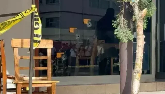 Kıraathanenin önünde oturan gence kurşun yağdırdılar