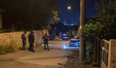 Kurşun yağmuruna tutulan otomobil kaza yaparak durabildi