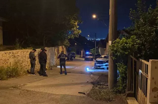 Kurşun yağmuruna tutulan otomobil kaza yaparak durabildi