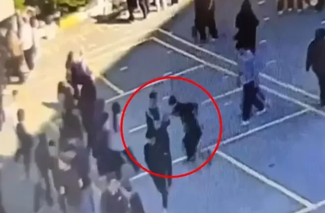 Lise öğrencisi okul bahçesinde arkadaşını bıçakladı