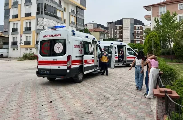 Liseli kızların sosyal medya kavgasında araya giren 2 kız bıçaklandı