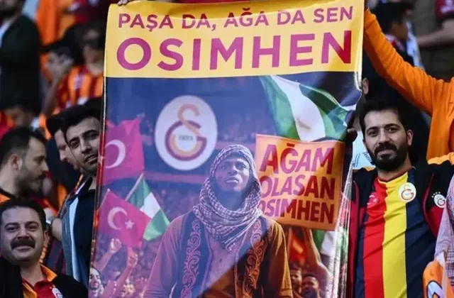 Maç öncesi tribünlerde dikkat çeken Osimhen pankartı