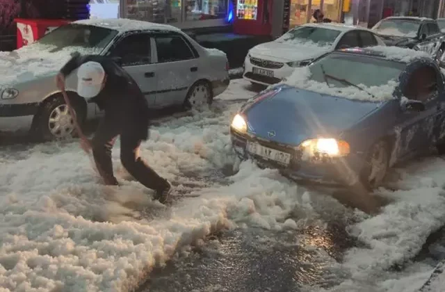 Mayısın sonunda kış geri döndü! Şehir beyaza büründü