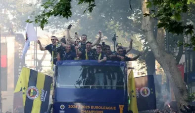 Melih Mahmutoğlu’ndan üstü açık otobüste Galatasaray’a gönderme