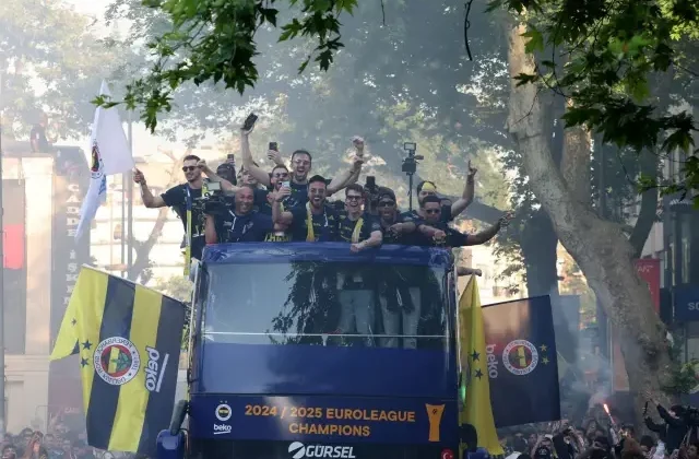 Melih Mahmutoğlu’ndan üstü açık otobüste Galatasaray’a gönderme