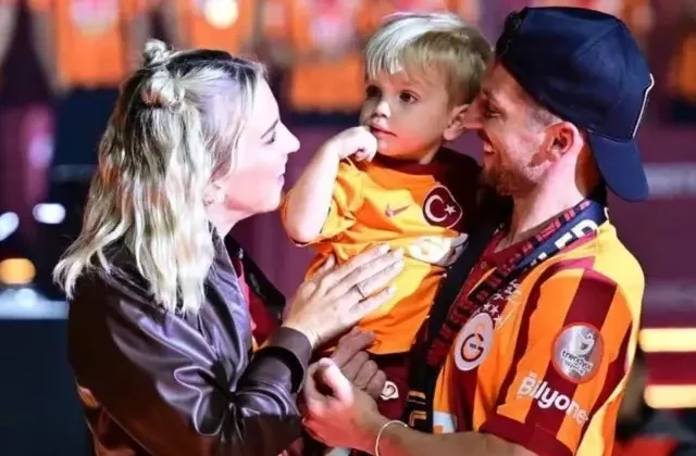 Mertens çiftinden sürpriz! Bebeklerine Türkçe isim verecekler