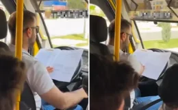 Minibüs şoförü seyir halinde ders çalıştı