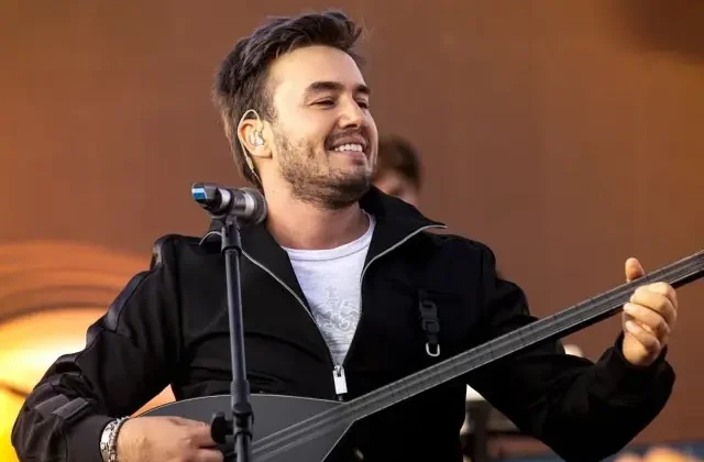 Mustafa Ceceli, mağaza açılışında sevenleriyle buluştu