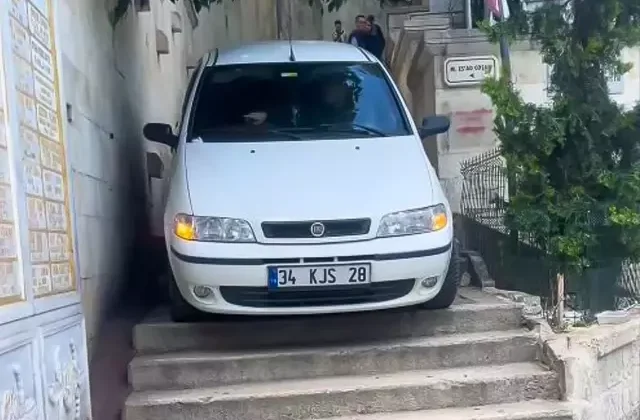 Navigasyona aldandı, merdivenlerde mahsur kaldı