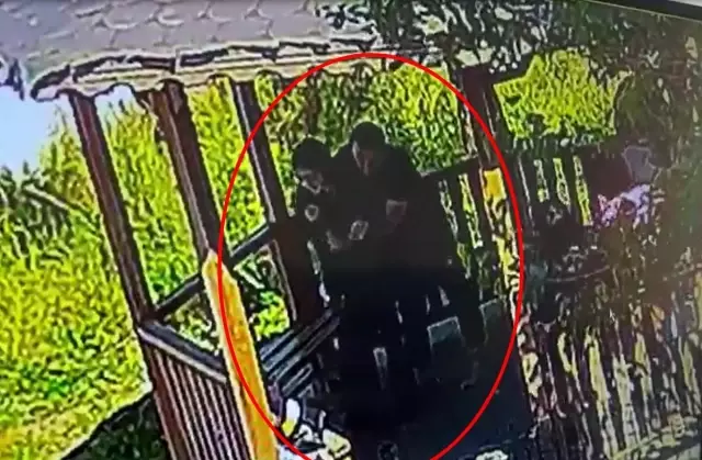 Nefes borusuna yabancı cisim kaçan öğrencisini Heimlich manevrasıyla kurtardı
