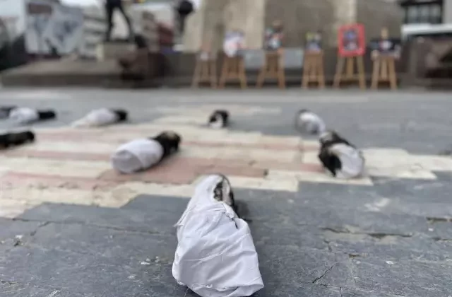Öğretim görevlisinden Ankara’da kefenli Gazze protestosu