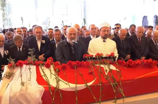Önder’in cenaze namazını vasiyeti üzerine İhsan Eliaçık kıldırdı