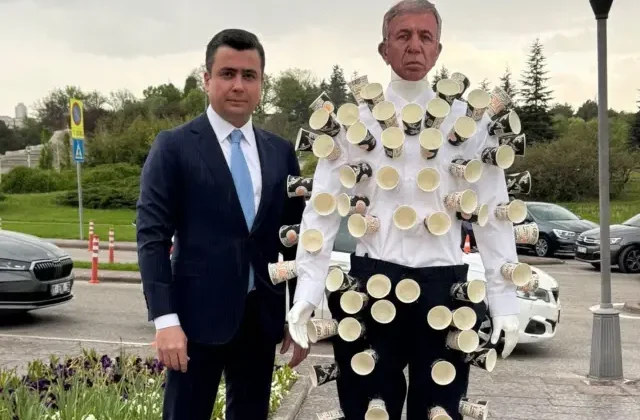 Osman Gökçek, Meclis’e Yavaş maskeli cansız mankenle geldi