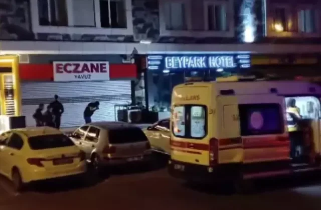 Otelin önünde tartıştığı oğlunu silahla vurdu