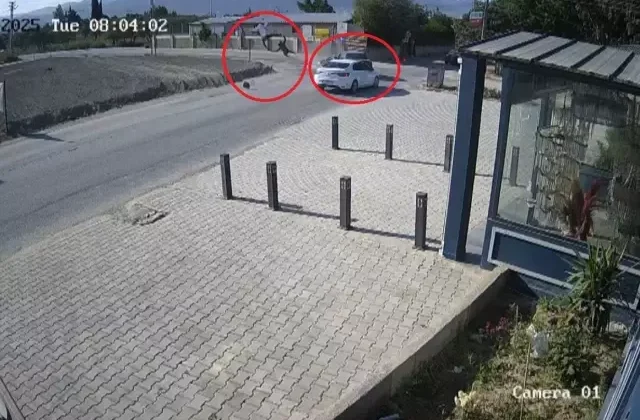 Otomobille çarpışan motosikletteki iki kişi metrelerce havaya uçtu