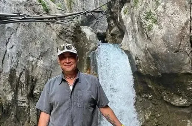 Oyuncu Mehmet Serdar Sulukahya sosyal medyadan tanıştığı kadın tarafından bıçaklandı