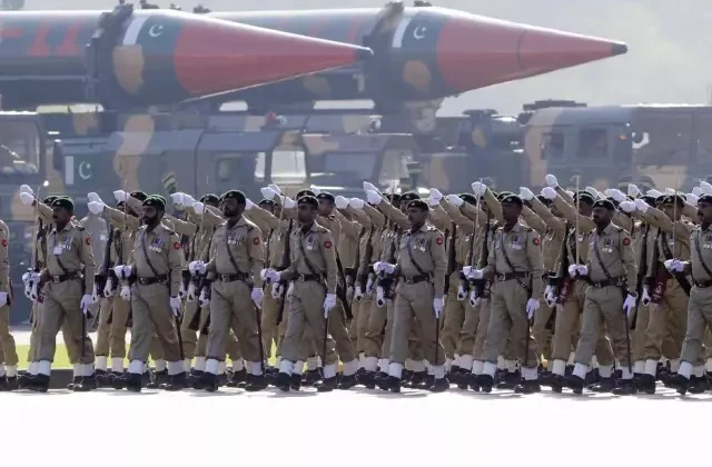Pakistan, Hindistan’ın saldırıları sonrası orduya “karşılık verme” yetkisi verdi