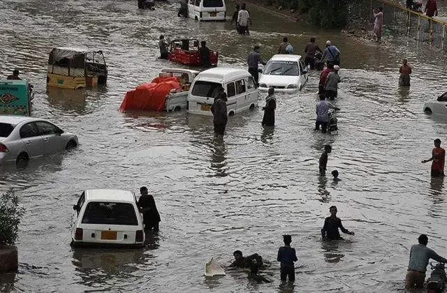 Pakistan’da şiddetli fırtına! 10 kişi hayatını kaybetti, acil durum ilan edildi