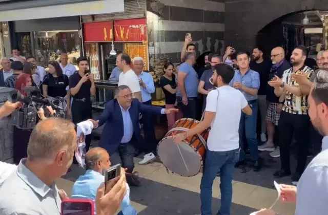 PKK’nın kendini feshetmesi Diyarbakır’da halaylarla kutlanıyor