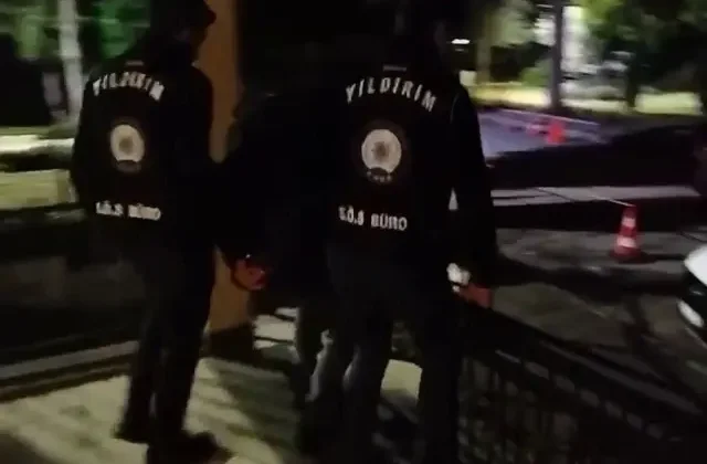 Polis ekipleri firari hükümlüyü baca deliğinden girerek yakaladı