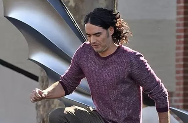 Russell Brand, beş cinsel suçlamayla ilgili olarak hakim karşısına çıktı