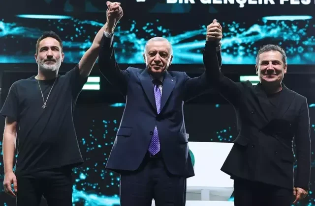 Sagopa Kajmer ve Ferhat Göçer, Cumhurbaşkanı Erdoğan’ın da katıldığı GENÇFEST’te sahne aldı