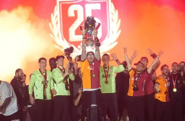 Şampiyon Galatasaray, Süper Lig kupasını Yenikapı’da kaldırdı