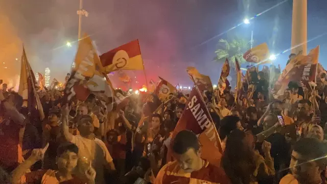 Şampiyonluk kutlayan aile bebeklerini yolun ortasında unuttu
