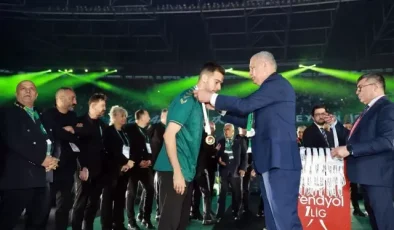 Şampiyonluk töreninde İbrahim Hacıosmanoğlu’na soğuk duş