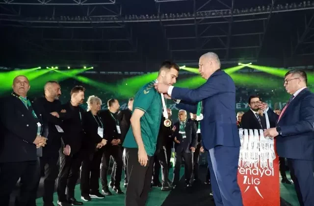 Şampiyonluk töreninde İbrahim Hacıosmanoğlu’na soğuk duş