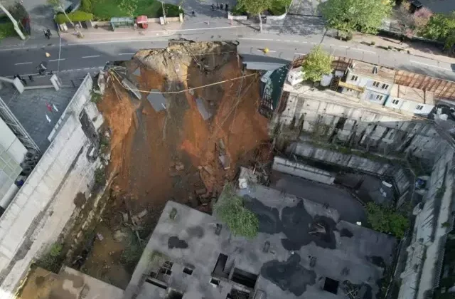 Sarıyer’deki yol çökmesinin büyüklüğü gün ağarınca ortaya çıktı