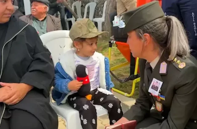 Şehidin 4 yaşındaki kızıyla kadın komutan arasındaki diyalog izleyenleri kahretti
