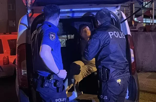 Sevgilisinden ayrılan alkollü kadın, annesini bıçakla rehin aldı