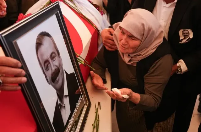 Sırrı Süreyya Önder’in annesi tabuta sarılıp ağıt yaktı