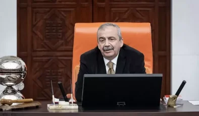 Sırrı Süreyye Önder’in renkli kişiliğiyle biliniyordu