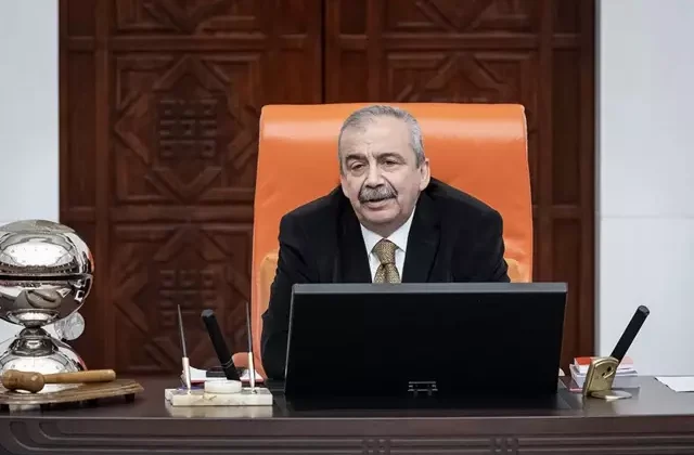 Sırrı Süreyye Önder’in renkli kişiliğiyle biliniyordu