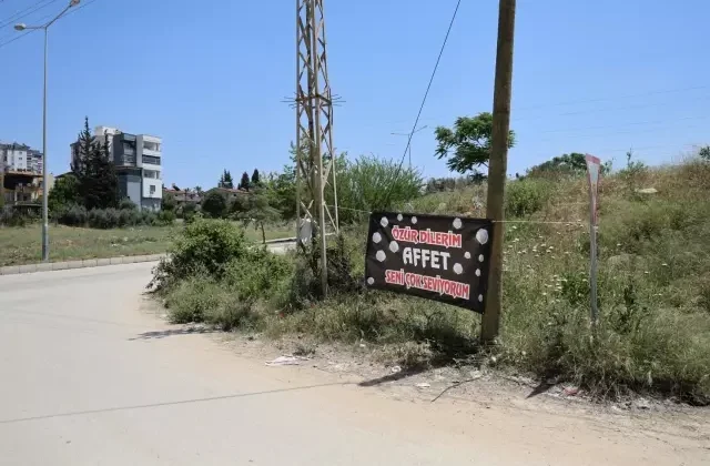 Sokağa “Özür dilerim, seni seviyorum” pankartı astılar, görenler aynı yorumu yaptı