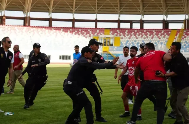 Son dakika golü sahayı karıştırdı! Çevik kuvvet sahaya indi
