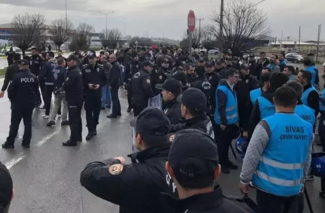Süper Lig’in köklü takımına şok protesto: Taraftar tesisi bastı